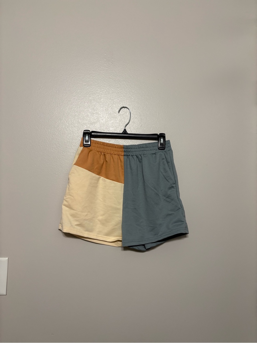 NWOT Amazon Colorblock Women's Shorts in Cream, Tan, and Slate Blue